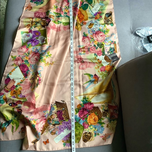 GUCCI silk scarf ~ VERY LOVELY print 💙❤️💜 - Picture 7 of 16